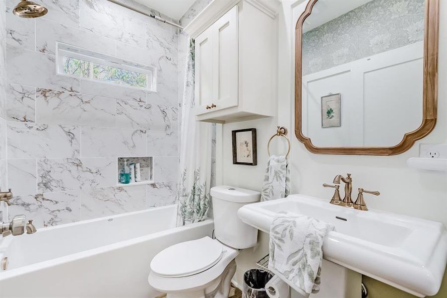 Furnished interior view inside a new home in , Brookeland (Image 17).