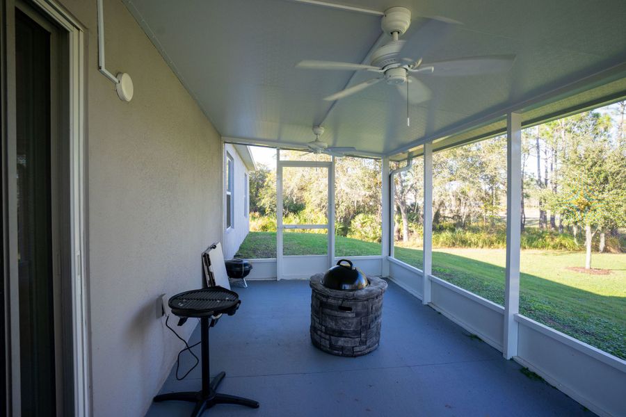 Exterior details and patio area of a home in Poinciana, Kissimmee (Image 3).