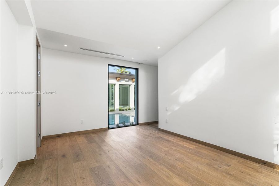 Spacious, unfurnished interior of a new home in , Coral Gables (Image 30).