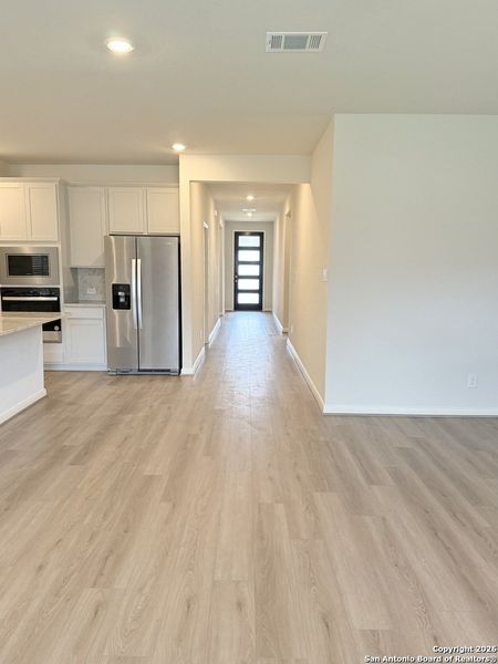 Spacious, unfurnished interior of a new home in Autry Pond, San Antonio (Image 11).