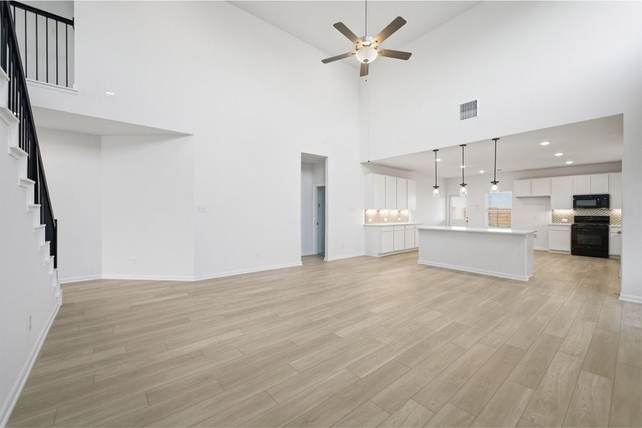 Spacious, unfurnished interior of a new home in Saddlebrook Estates, Waxahachie (Image 54). Spacious, unfurnished interior of a new home in Saddlebrook Estates, Waxahachie (Image 54).