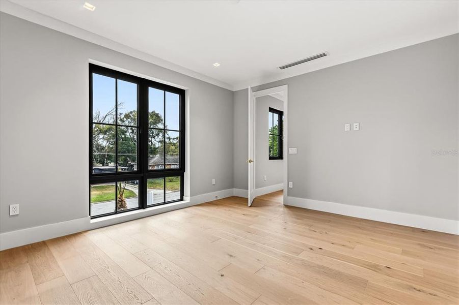 Spacious, unfurnished interior of a new home in , Orlando (Image 20).