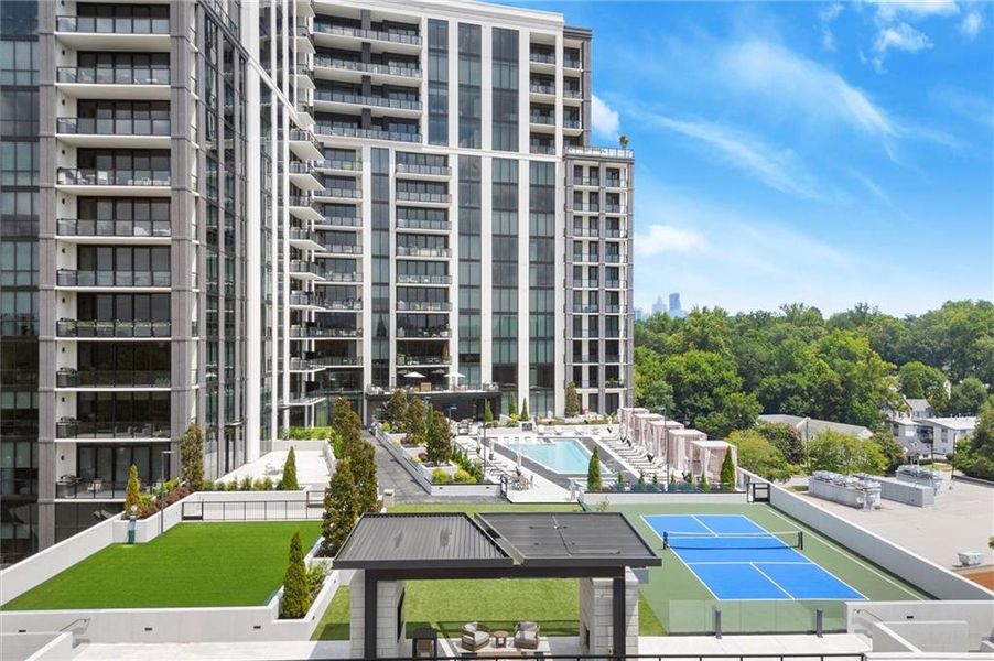 Condo located in Atlanta, GA showcasing its design and architecture (Image 3).