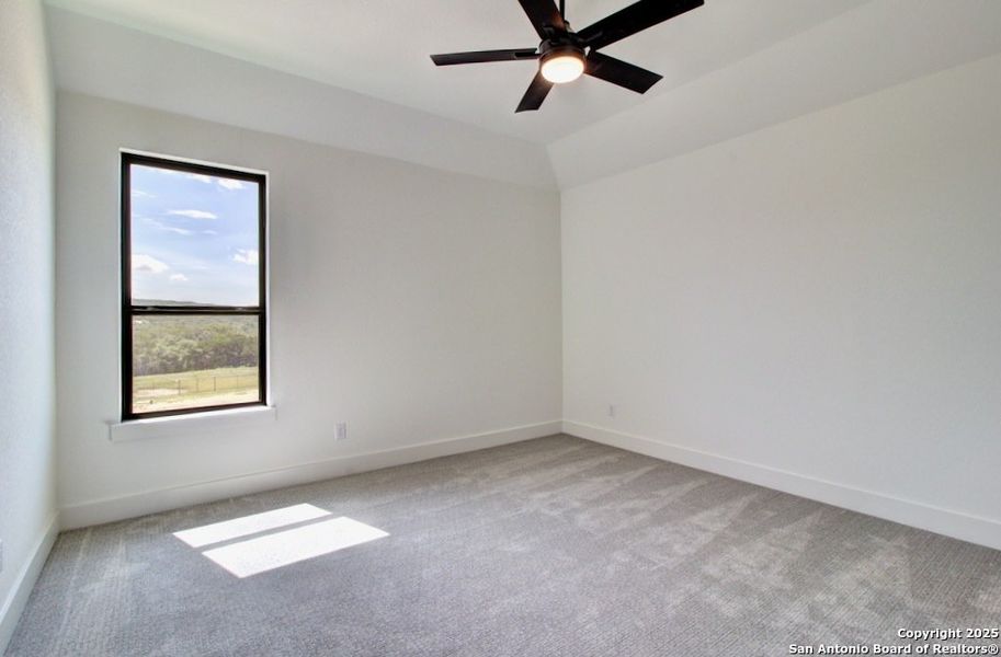 Spacious, unfurnished interior of a new home in Verandas at the Rim, San Antonio (Image 22).