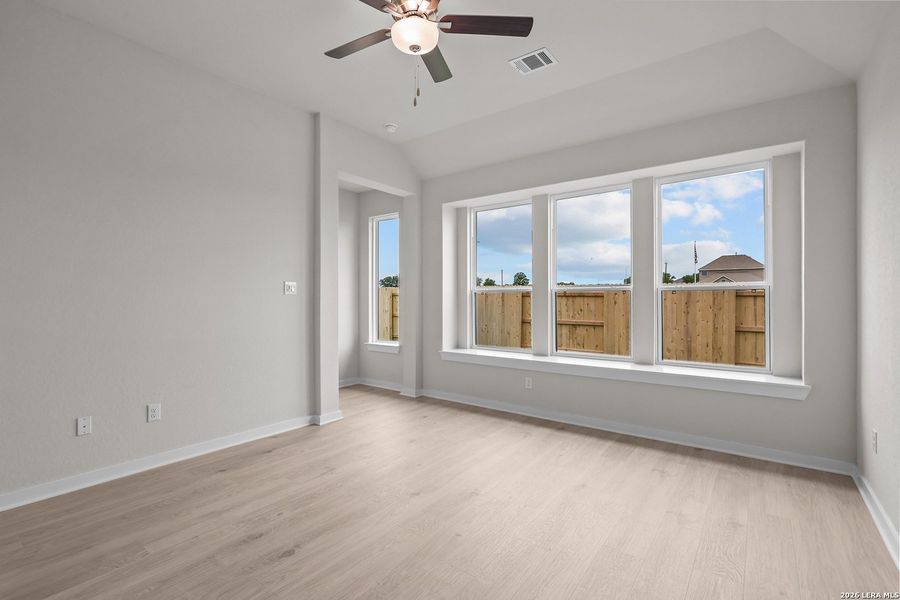 Spacious, unfurnished interior of a new home in Buffalo Crossing, Cibolo (Image 32).