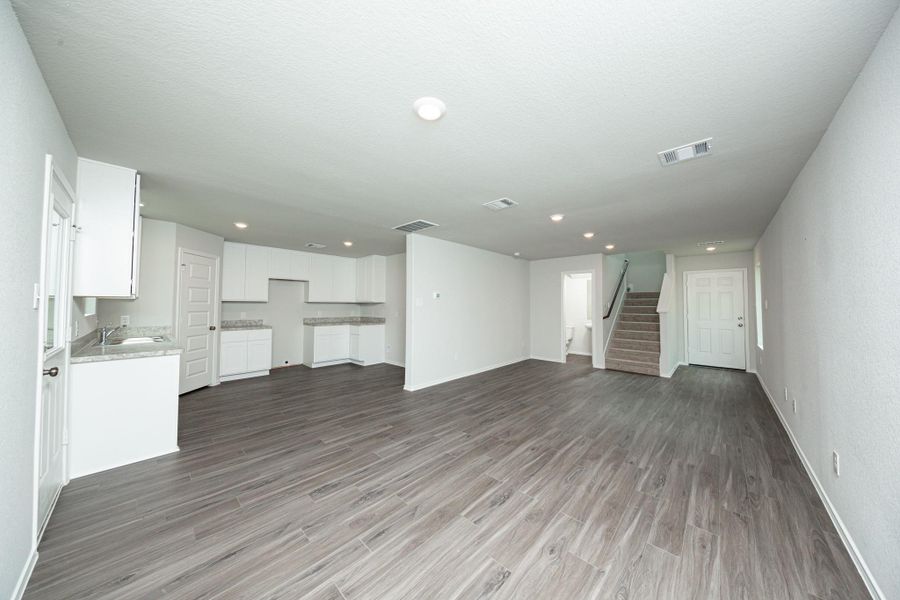 Spacious, unfurnished interior of a new home in Townsend Reserve, Splendora (Image 9).