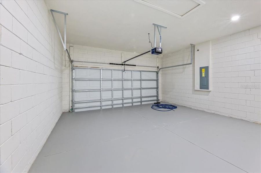 Spacious, unfurnished interior of a new home in , Citrus Springs (Image 12).