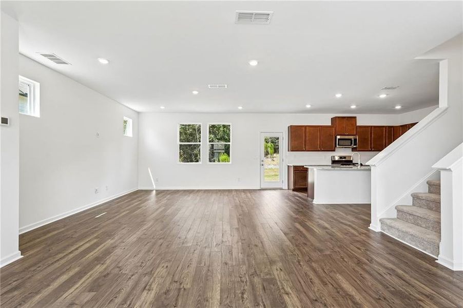 Spacious, unfurnished interior of a new home in Heritage River, Euharlee (Image 24). Spacious, unfurnished interior of a new home in Heritage River, Euharlee (Image 24).