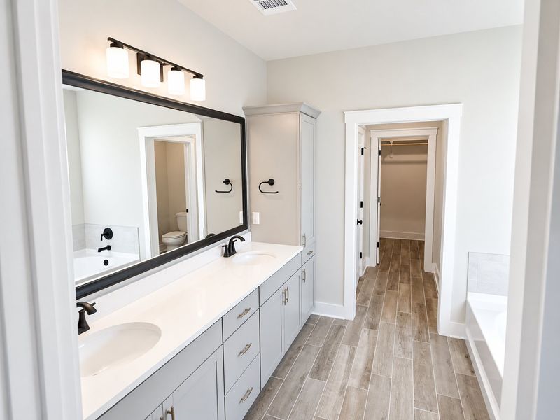 DSLD HOMES NEW CONSTRUCTION MOVE IN READY HOME IN LONGLEAF COMMUNITY LOCATED IN LUMBERTON, TX - Primary bathroom