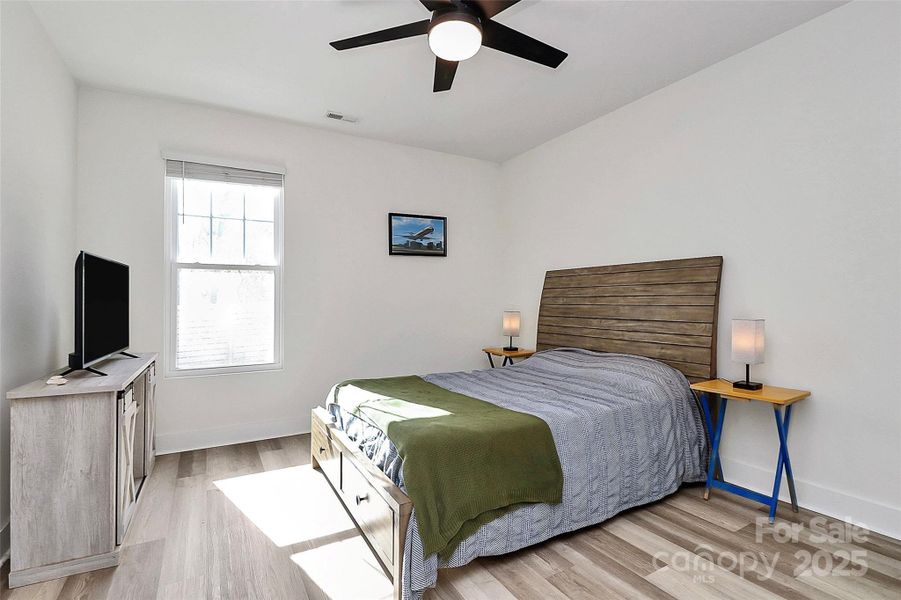 Full bath off the guest suite. Full bath off the guest suite.