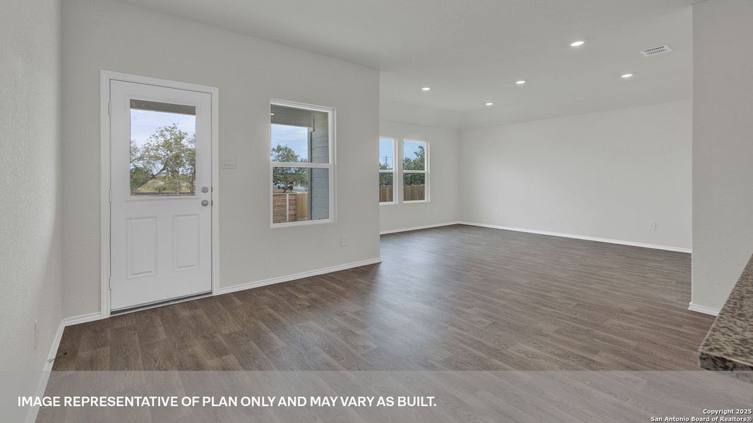 Spacious, unfurnished interior of a new home in Arroyo Ranch, Seguin (Image 21).