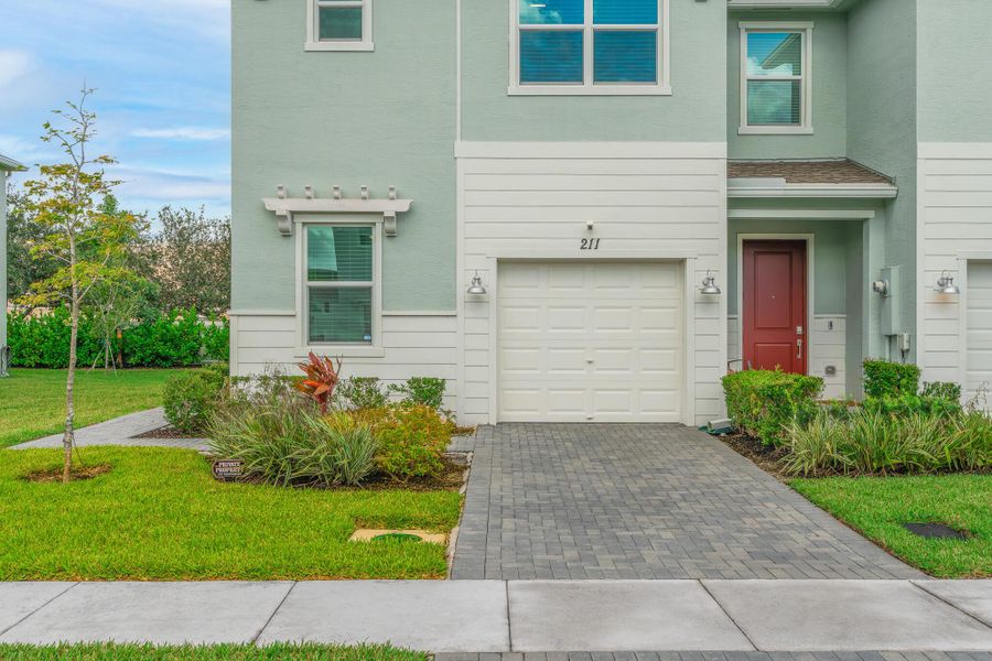 Exterior details and patio area of a home in , Port St. Lucie (Image 1).