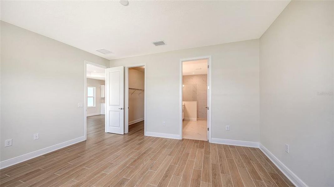 Spacious, unfurnished interior of a new home in Grand Park, Sarasota (Image 28).