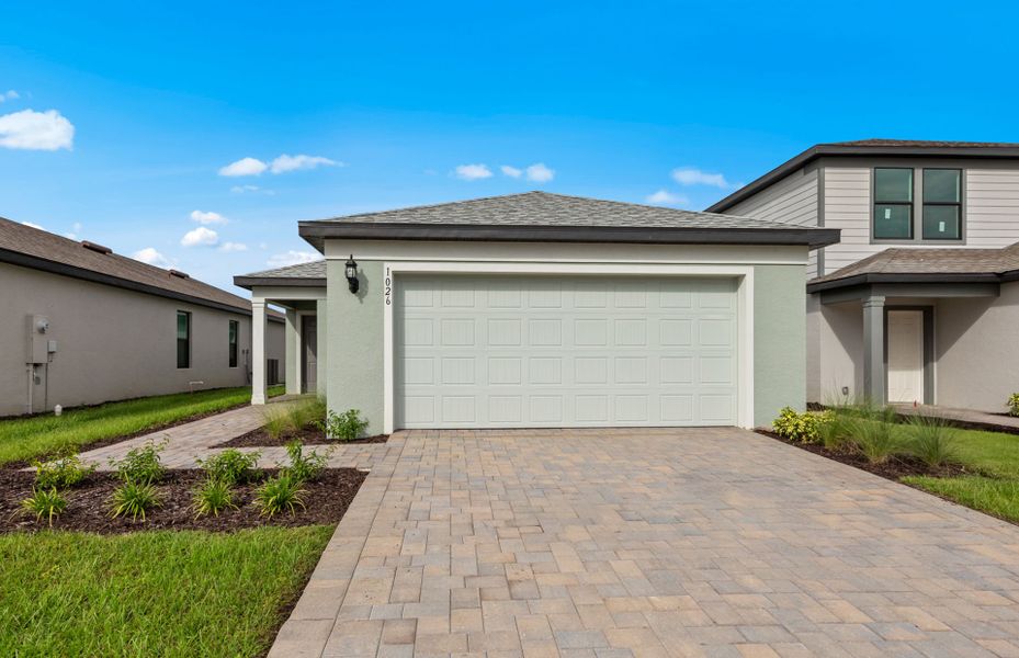 Exterior details and patio area of a home in Caloosa Cove, Labelle (Image 4).