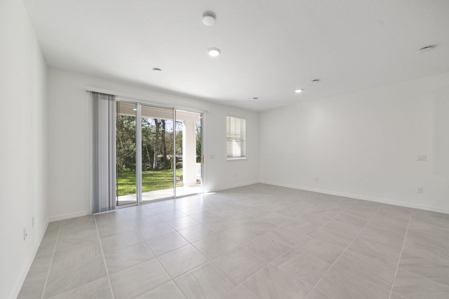 Spacious, unfurnished interior of a new home in Towns at Greenleaf, Oviedo (Image 22).