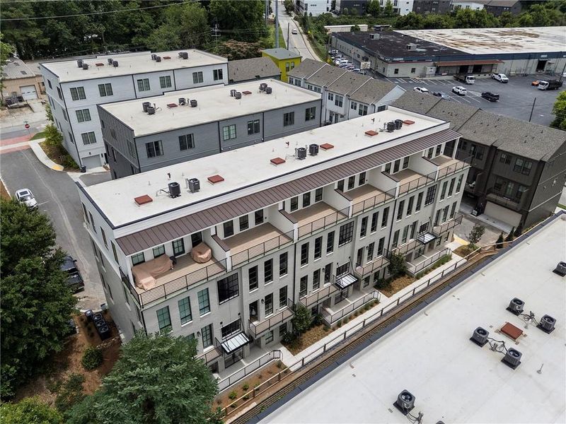 Condo located in Atlanta, GA showcasing its design and architecture (Image 4).