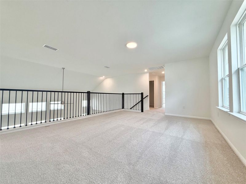 Spacious, unfurnished interior of a new home in Porter Country, Buda (Image 14).