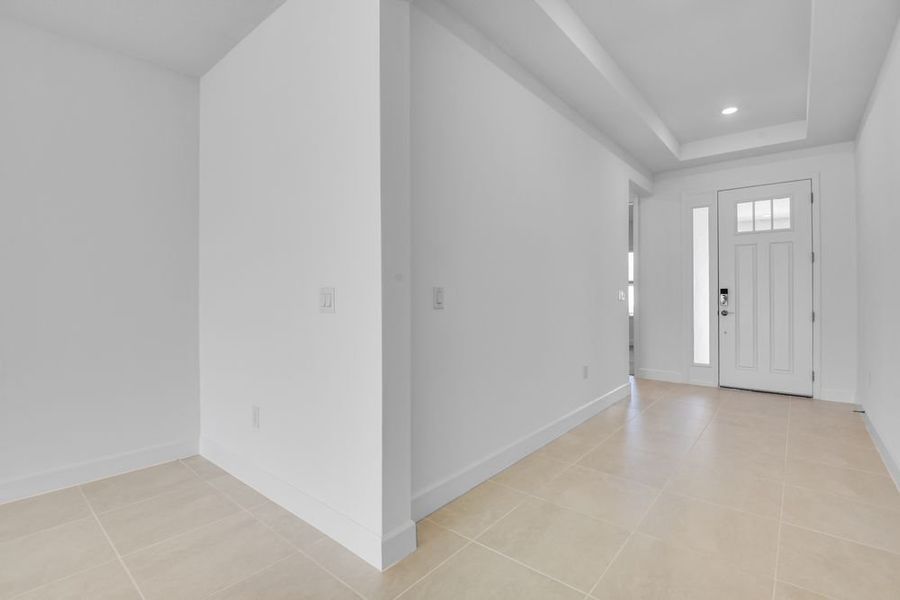 Spacious, unfurnished interior of a new home in Ardisia Park, New Smyrna Beach (Image 20).