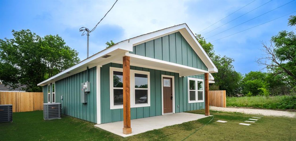 Exterior details and patio area of a home in , Mexia (Image 17).