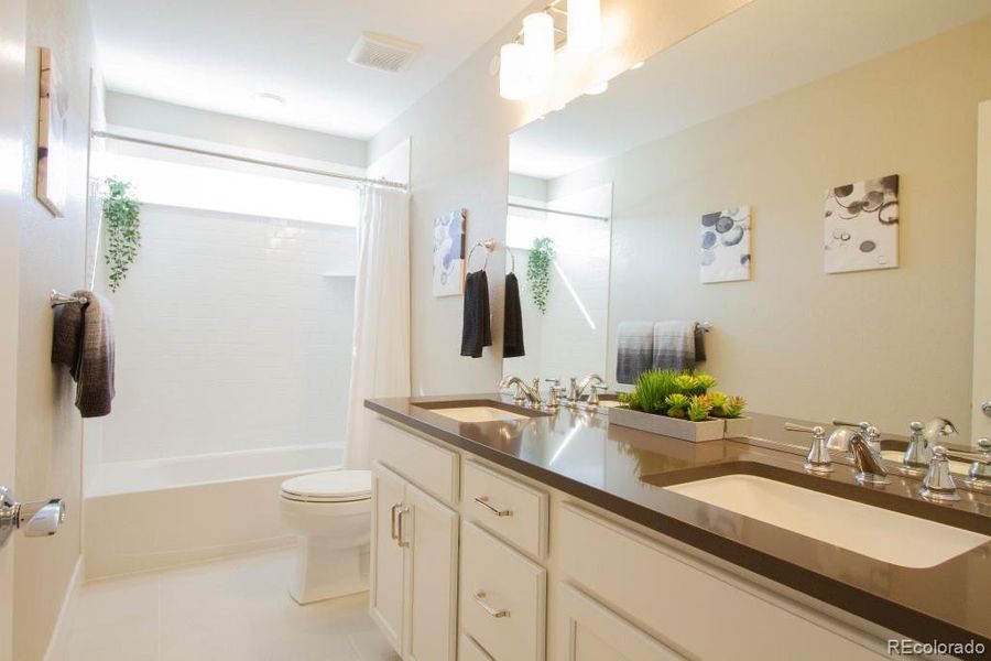 FULL-SIZE BATHROOM ON UPPER LEVEL
