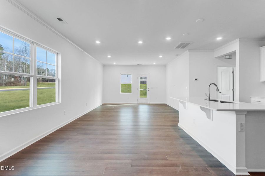 SUN_CaitlinCrossing_Pic_Davidson-16