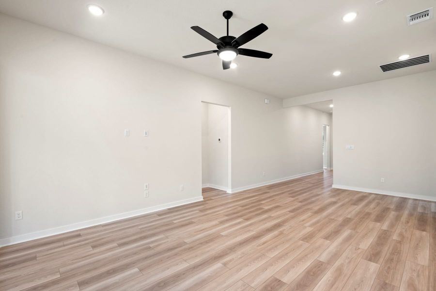 Spacious, unfurnished interior of a new home in Lariat, Liberty Hill (Image 27).