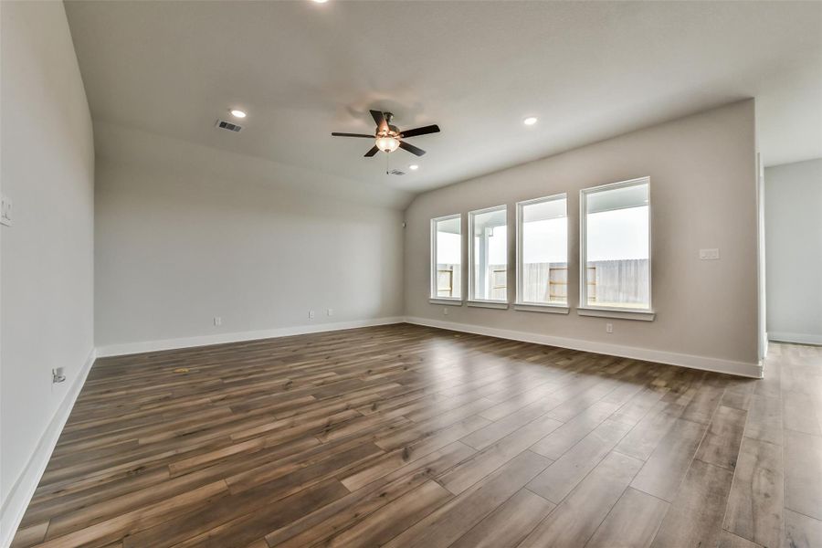 Spacious, unfurnished interior of a new home in , Texas City (Image 14).