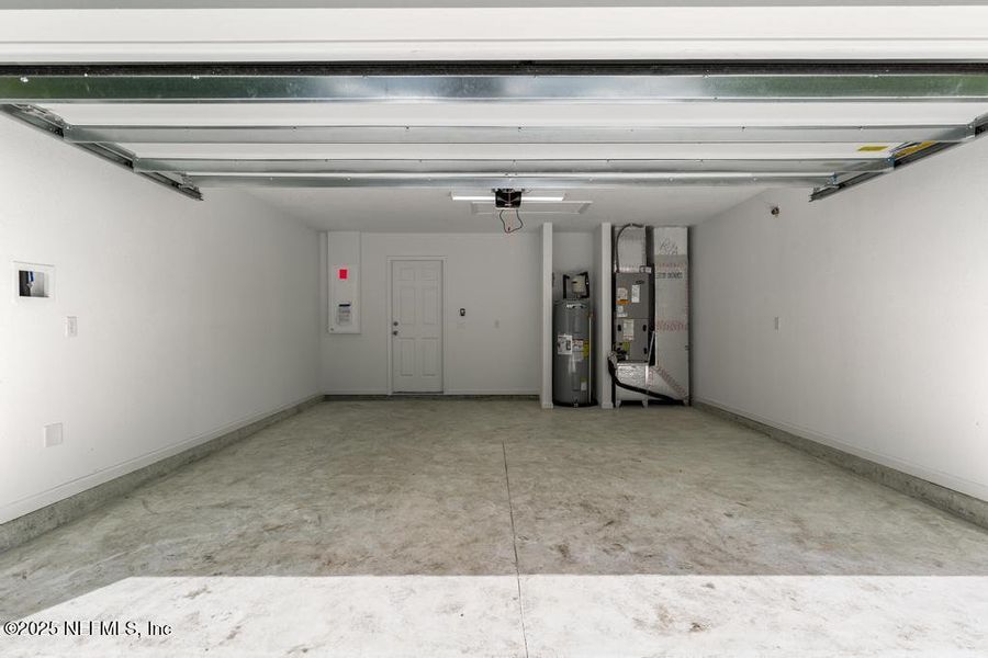 Spacious, unfurnished interior of a new home in , Jacksonville (Image 16).