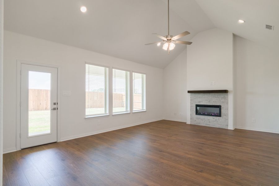 Spacious, unfurnished interior of a new home in Saratoga, Aubrey (Image 22).