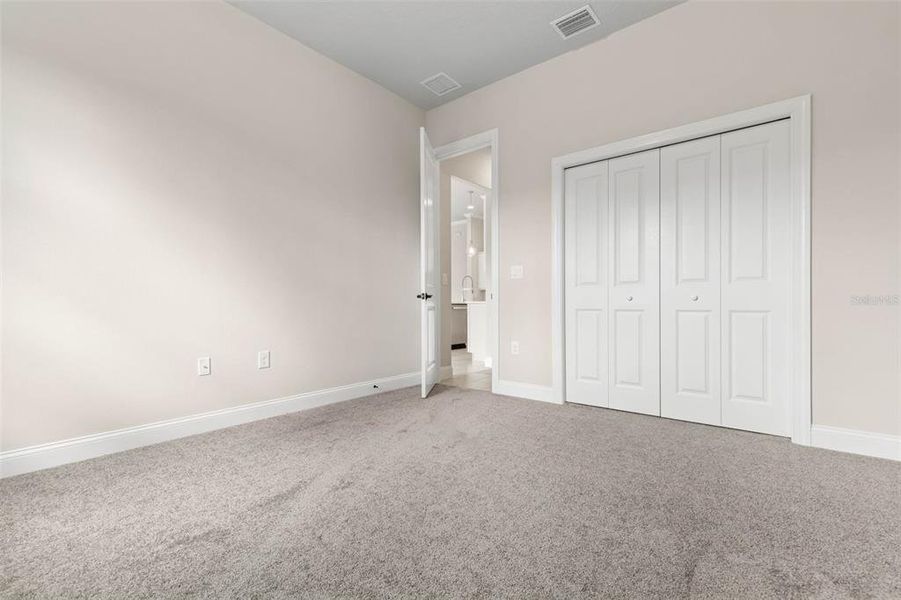 Spacious, unfurnished interior of a new home in Palm Coast Plantation, Palm Coast (Image 26).