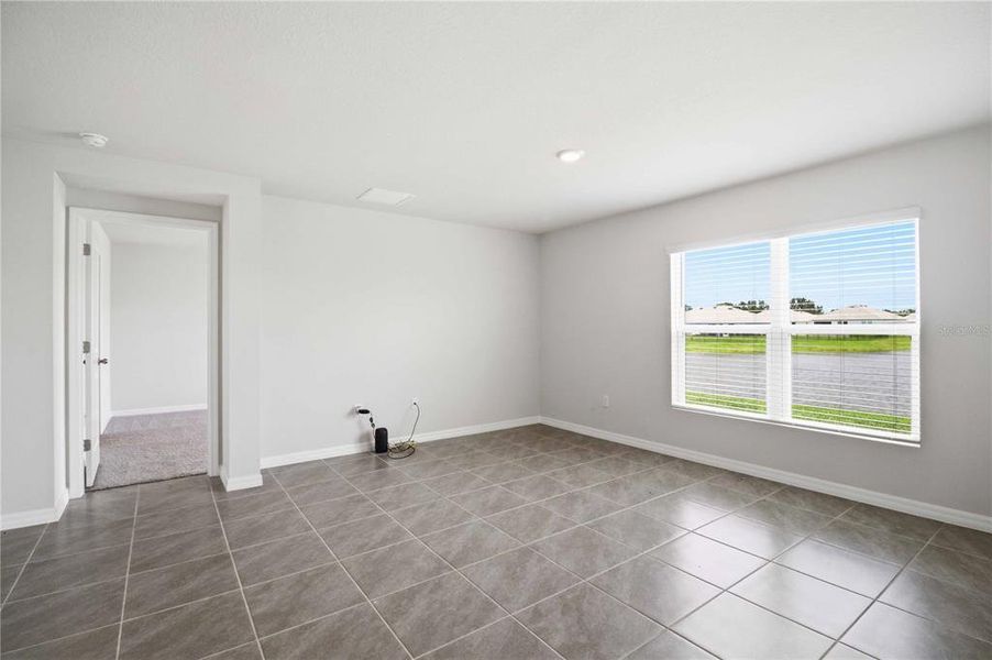 Spacious, unfurnished interior of a new home in Mandarin Grove, Palmetto (Image 38).