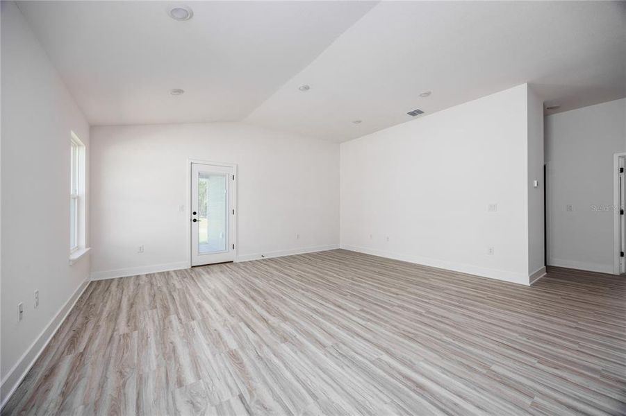 Spacious, unfurnished interior of a new home in Kirkland Farms, Alachua (Image 26).