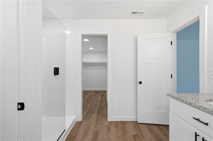 Spacious, unfurnished interior of a new home in , Jasper (Image 21).