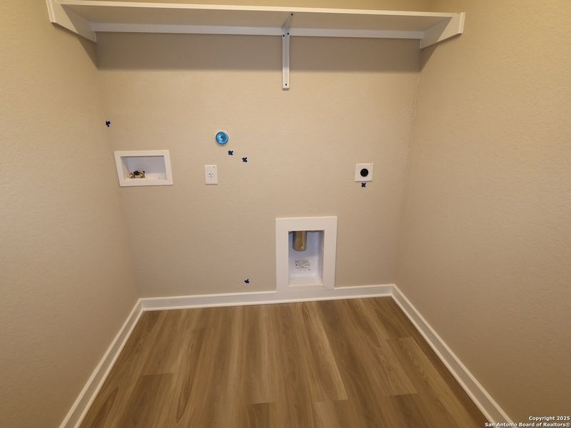 Spacious, unfurnished interior of a new home in Winding Brook, San Antonio (Image 25).