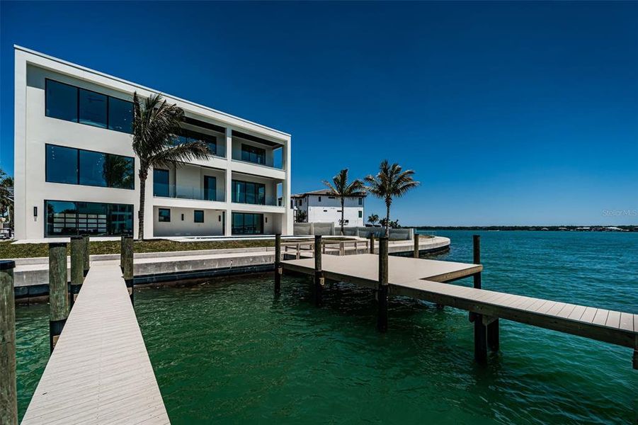 Condo located in Belleair Beach, FL showcasing its design and architecture (Image 5).