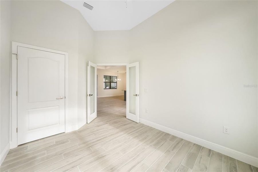 Spacious, unfurnished interior of a new home in , Port Charlotte (Image 19).