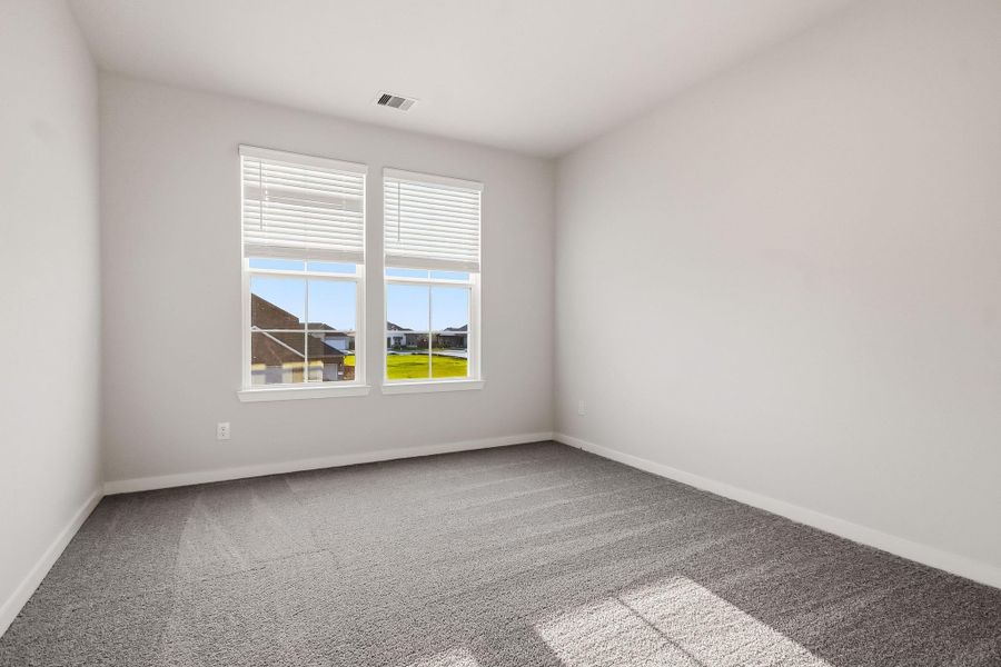 Spacious, unfurnished interior of a new home in Sunterra Lakes, Brookshire (Image 9).