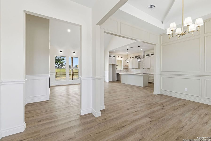 Spacious, unfurnished interior of a new home in , Bandera (Image 33).