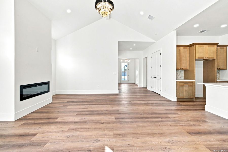 Spacious, unfurnished interior of a new home in , Bandera (Image 49).