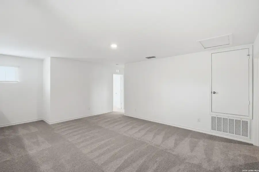 Spacious, unfurnished interior of a new home in Vista Real, Converse (Image 26).