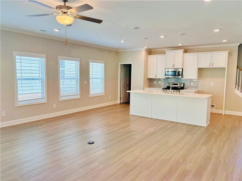 Spacious, unfurnished interior of a new home in Heritage Pointe at The Georgian, Villa Rica (Image 8).
