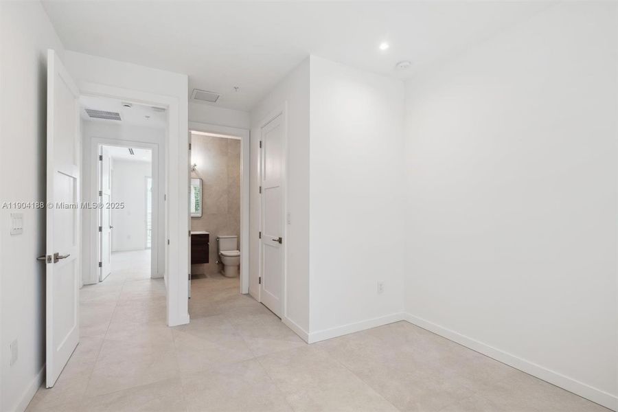 Spacious, unfurnished interior of a new home in , Pompano Beach (Image 26).