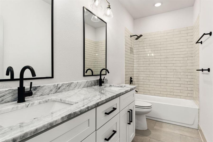Furnished interior view inside a new home in Canyon Creek, Granbury (Image 9).