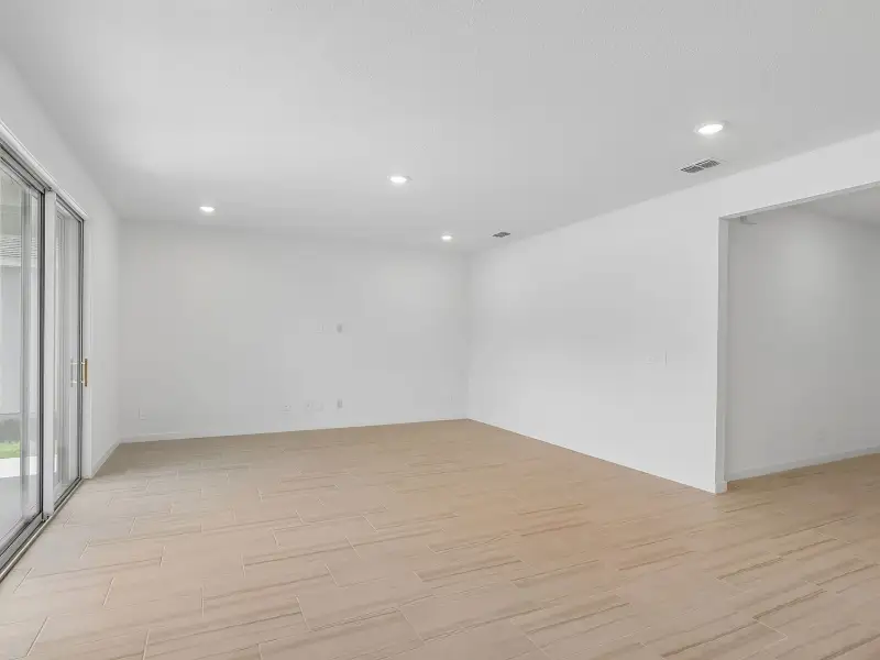 Spacious, unfurnished interior of a new home in Azalea Creek, Jacksonville (Image 7).