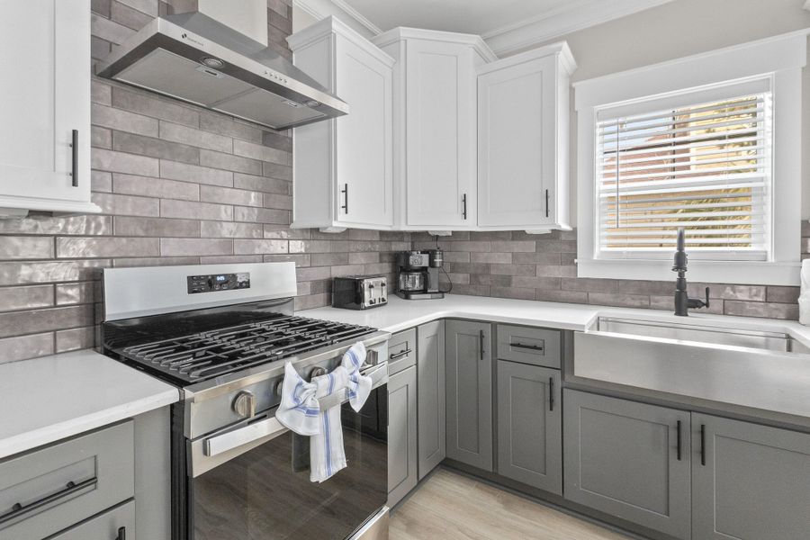 Furnished interior view inside a new home in , Edisto Island (Image 14).