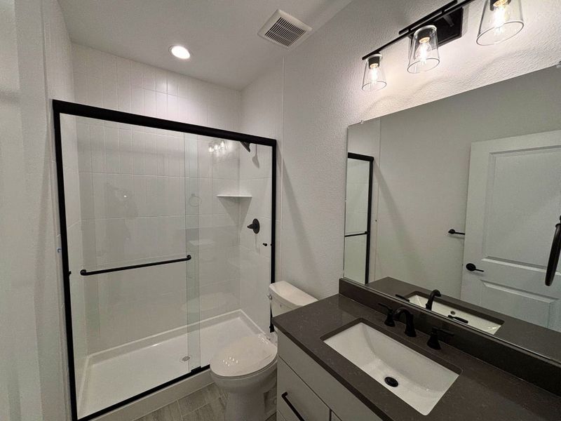 8895 S. Riviera - Full Bathroom