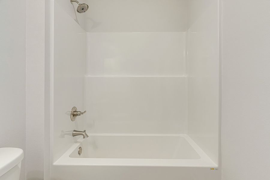 Representative interior finishes for a home built from the Elizabeth by CJL Homes in McCarthy Estates, Defuniak Springs (Image 16).