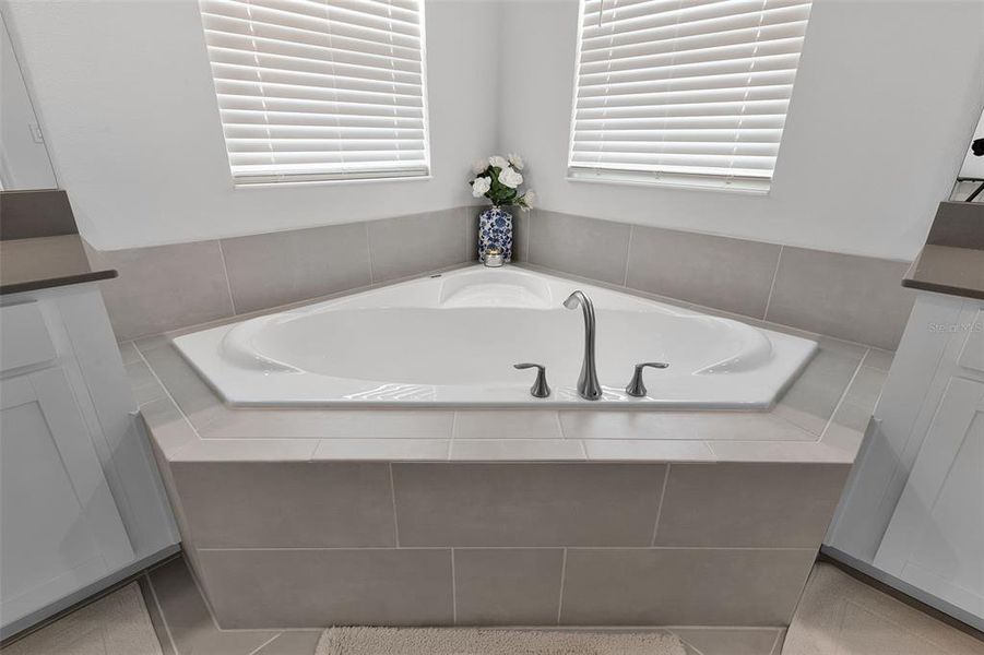 Furnished interior view inside a new home in , Orlando (Image 48).