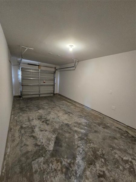 Spacious, unfurnished interior of a new home in , Baytown (Image 6).