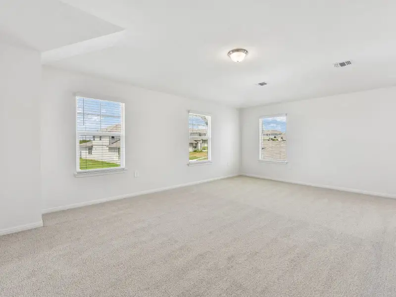 Spacious, unfurnished interior of a new home in Lexington Parke, Del Valle (Image 12).